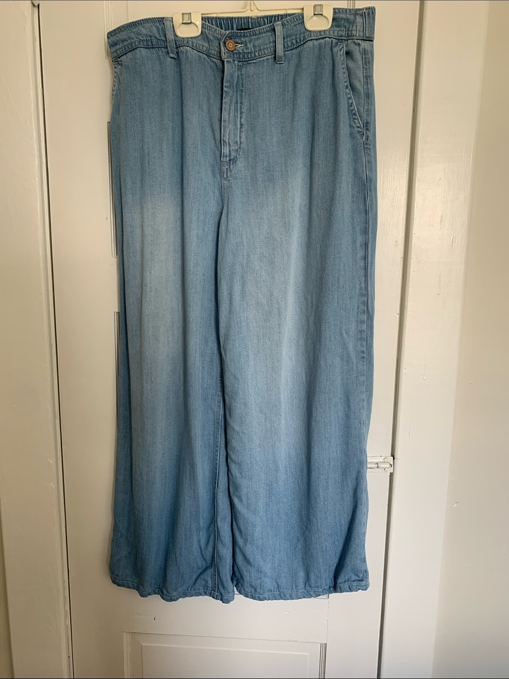 Cropped Light Wash Wide Leg Denim Pants